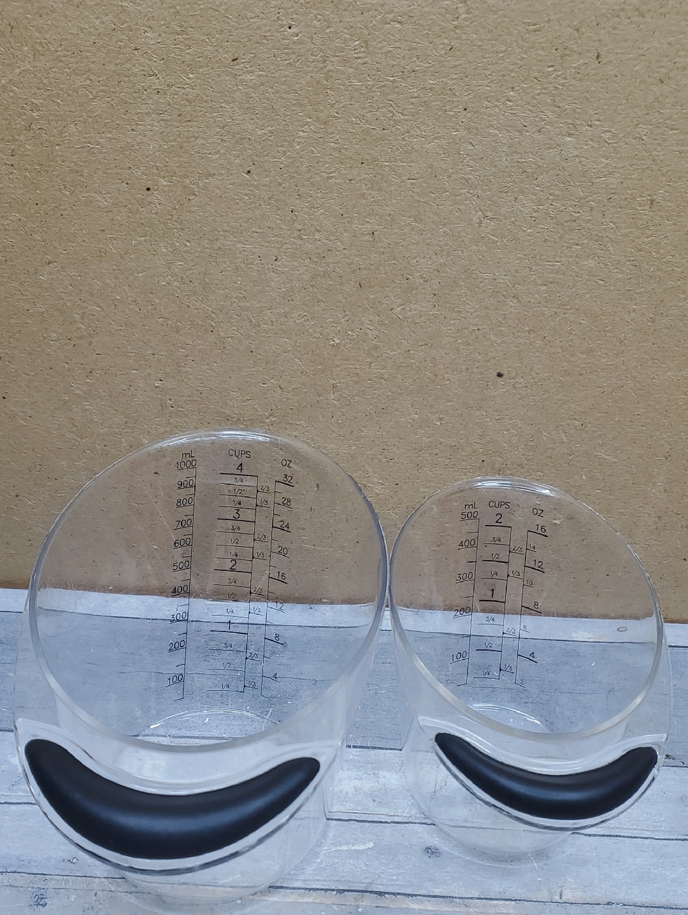 Pampered Chef Measuring Cups (2 Cup and 4 Cup)- Set of 2